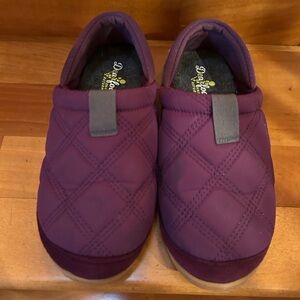 Dearfoams Energy Return women’s slippers. Purple Quilted.